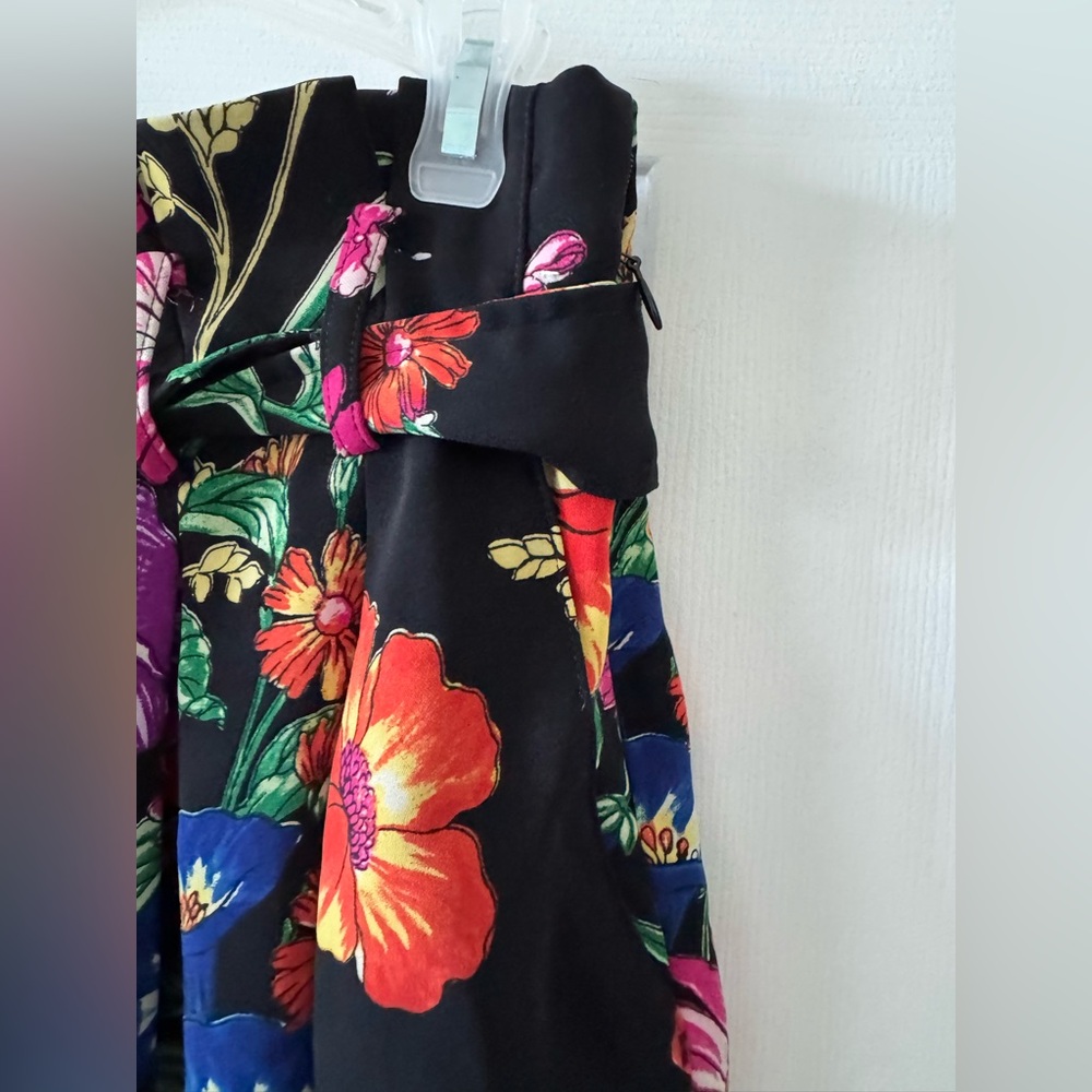 Express Baggy shorts, multi floral, 4, high paperback waist, side zip NWOT - Picture 3 of 9